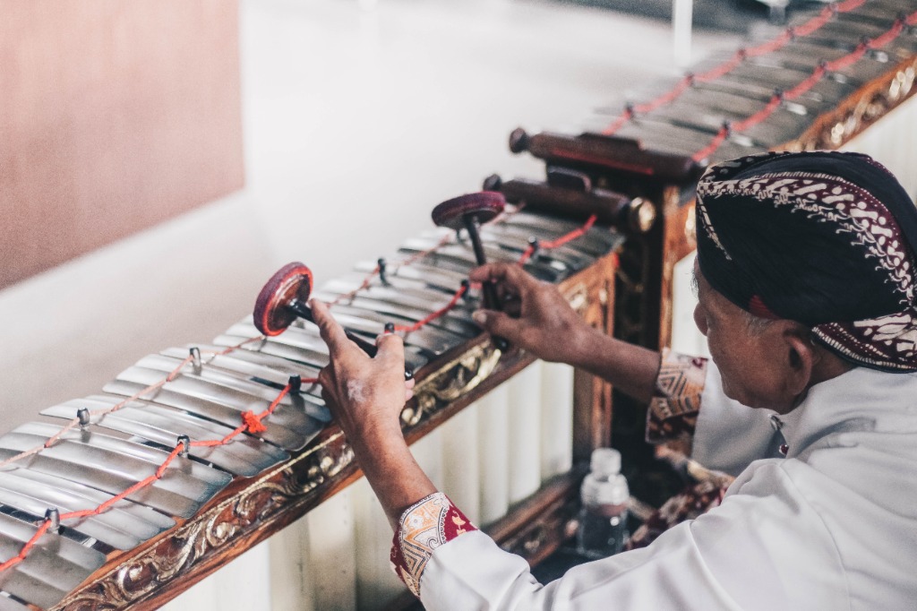 Musisi memainkan balungan gamelan tradisional Indonesia