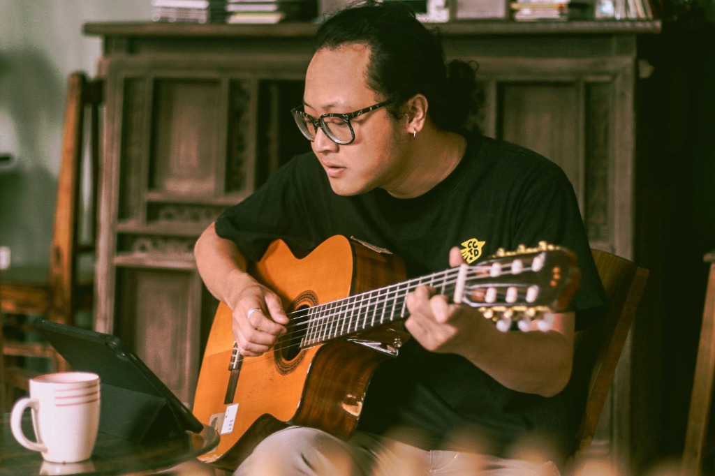 Gitaris Indonesia memainkan gitar klasik