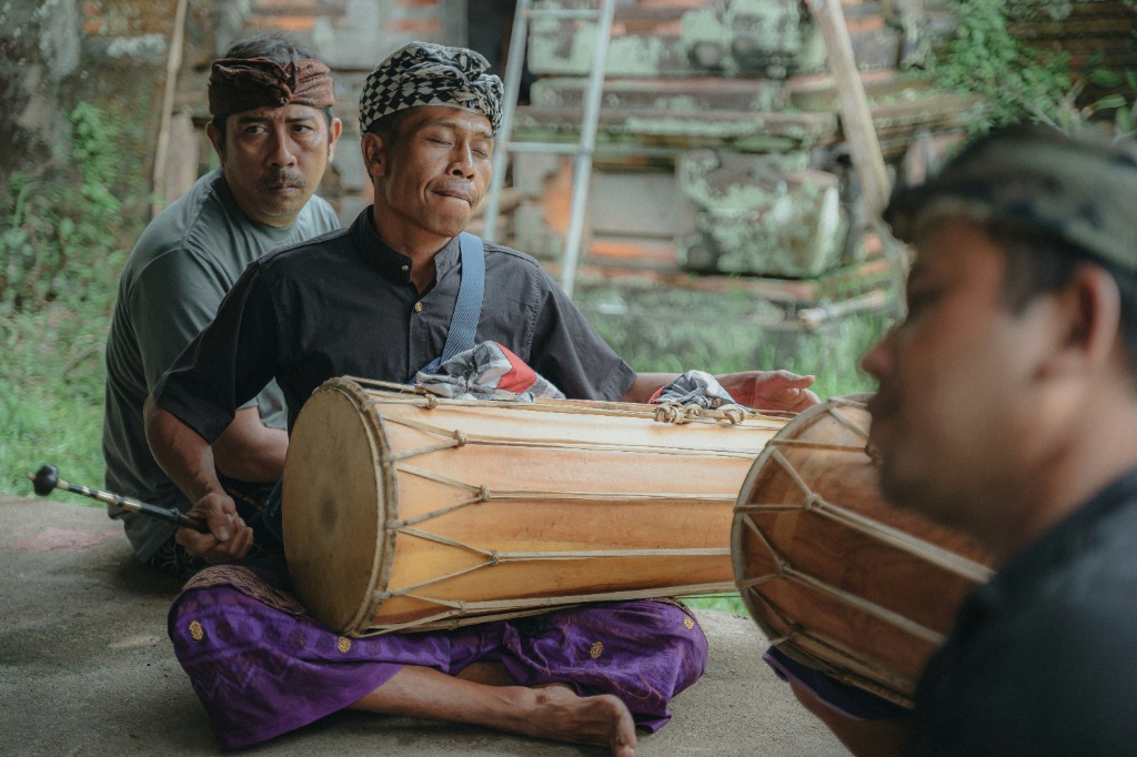 Seniman Bali memainkan kendang dalam upacara adat