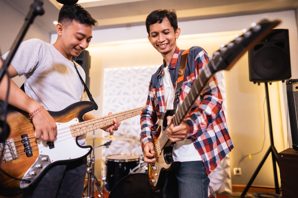 Musisi muda Indonesia bermain gitar elektrik bersama